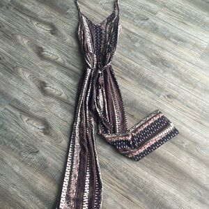 Flowy jumpsuit with indie pattern and tie in front